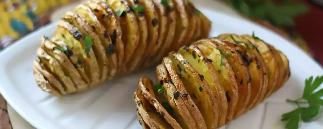 Hasselback aardappelen in de air fryer: knapperig, smeltzacht en supergemakkelijk!