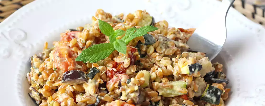 Romige speltsalade met courgettes, aubergines en cherrytomaatjes