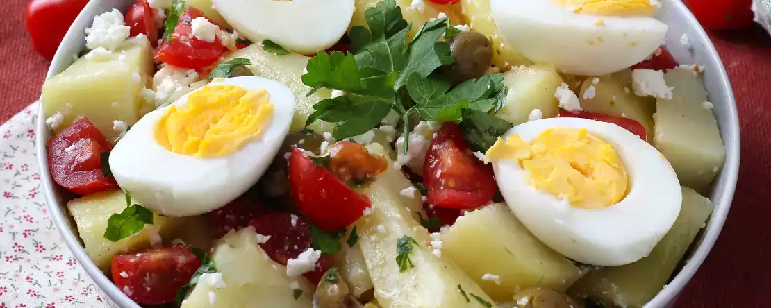 Aardappelsalade met fetakaas, ei en cherrytomaten