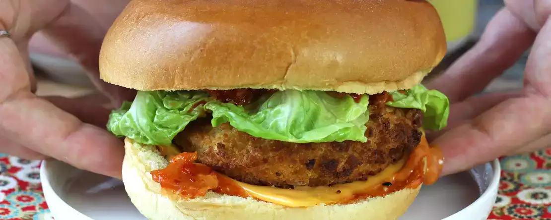 Kipburger in koreaanse stijl: knapperig, pittig en ontzettend lekker