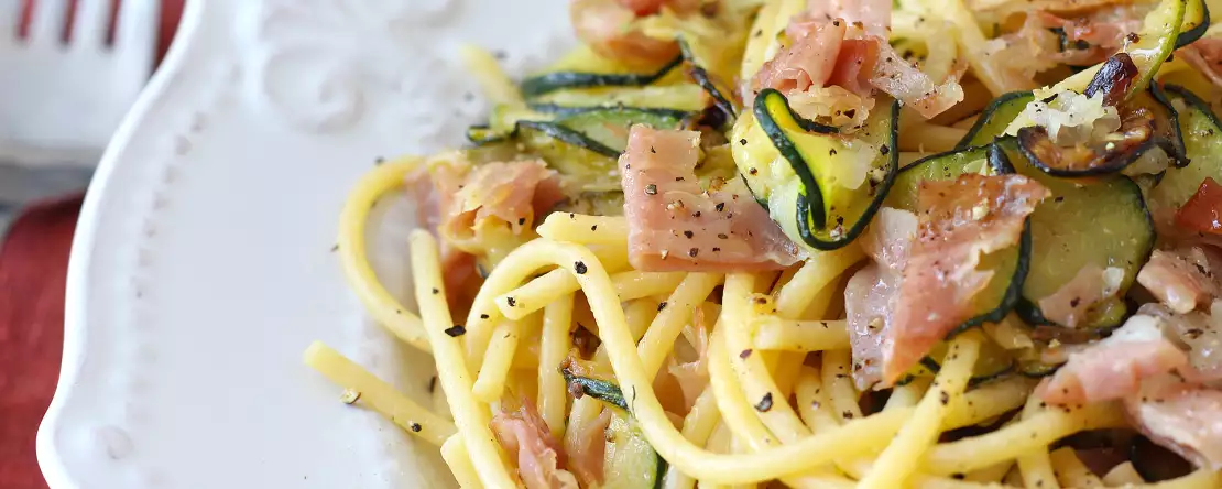Pasta met courgette en knapperig spek: een eenvoudig recept voor lunch en avondeten