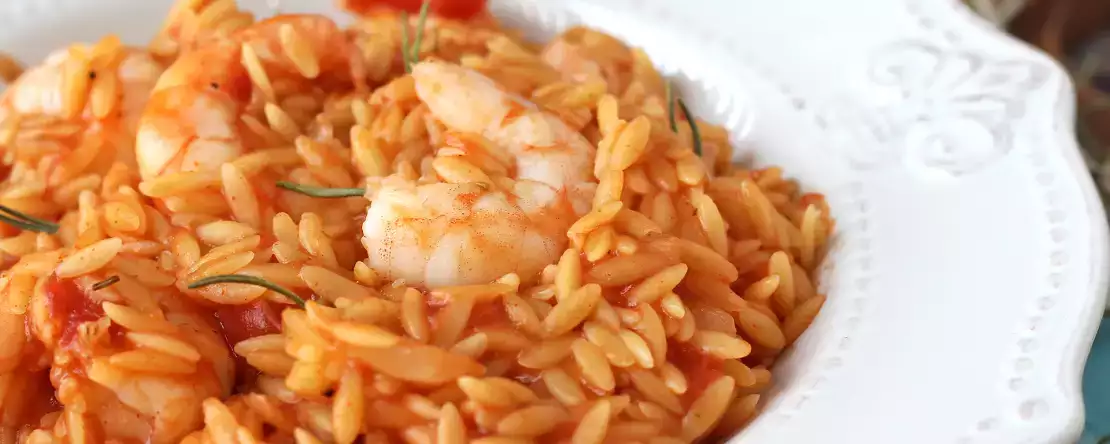 Orzo-pasta met tomaten en garnalen, bereid als een risotto