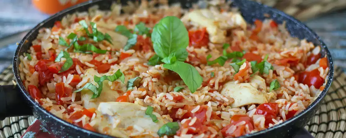 Eenpansgerecht met kip, rijst met tomaat en paprika