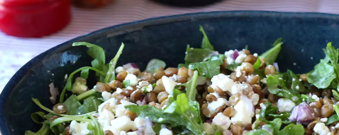 Eiwitrijke linzensalade met cottage cheese: snel en eenvoudig