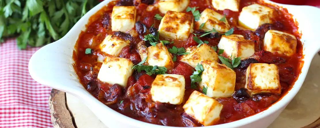 Gestoofde rode bonen met tomaat en geroosterde feta