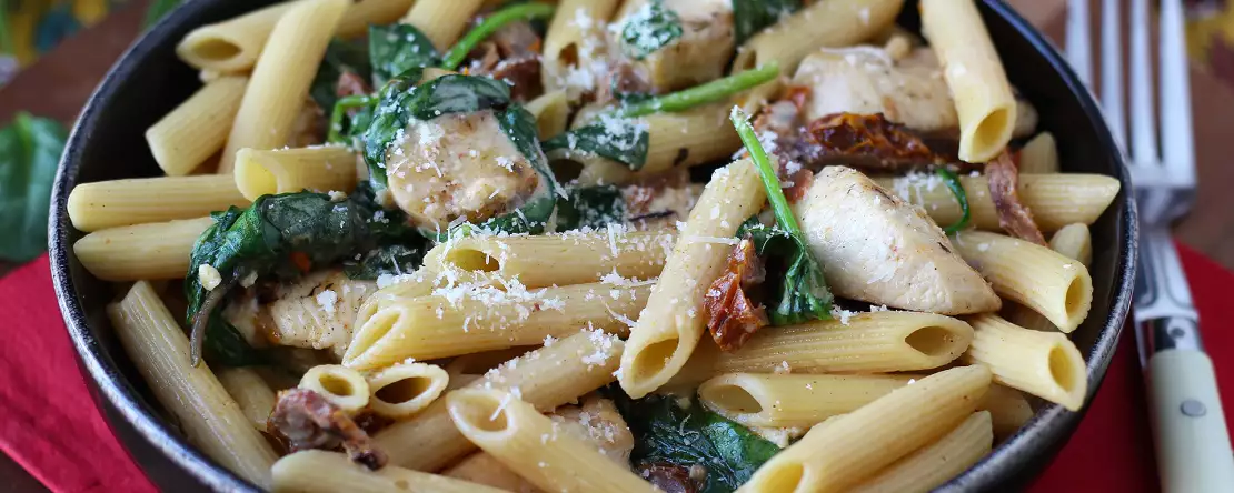 Marry me chicken pasta: romige pasta met kip, gedroogde tomaten en parmezaan