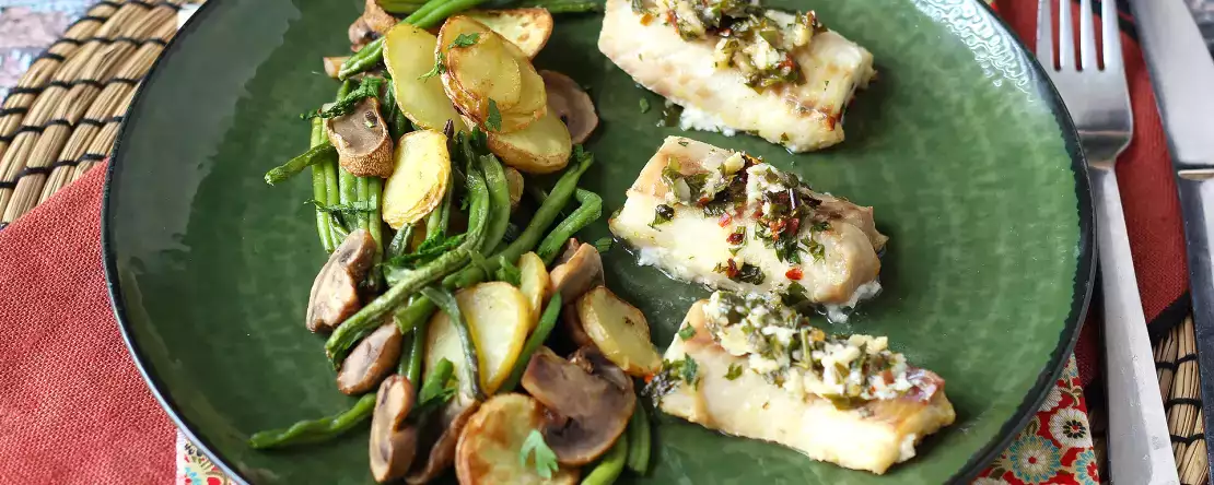 Heilbot uit de air fryer met witte wijnsaus, aardappelen en groenten