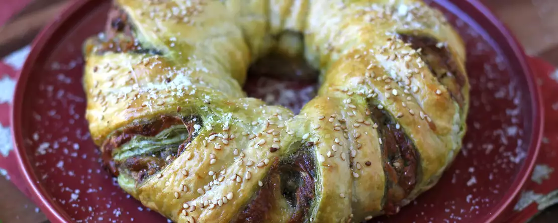 Bladdeegkrans met pesto, mozzarella en gedroogde tomaten