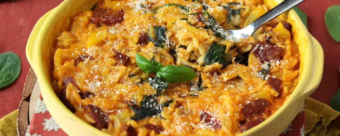 Orzo uit één pan met paprika, chorizo en spinazie