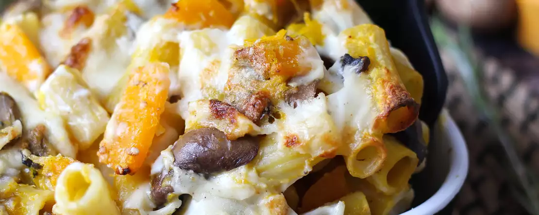 Pastaschotel uit de oven met pompoen, champignons en bechamelsaus