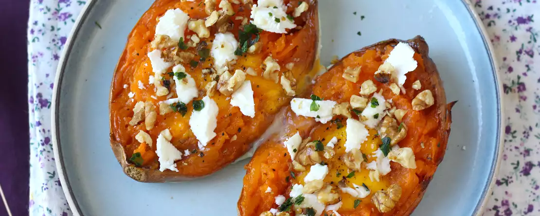 Geroosterde zoete aardappel met ei, feta, honing en walnoten