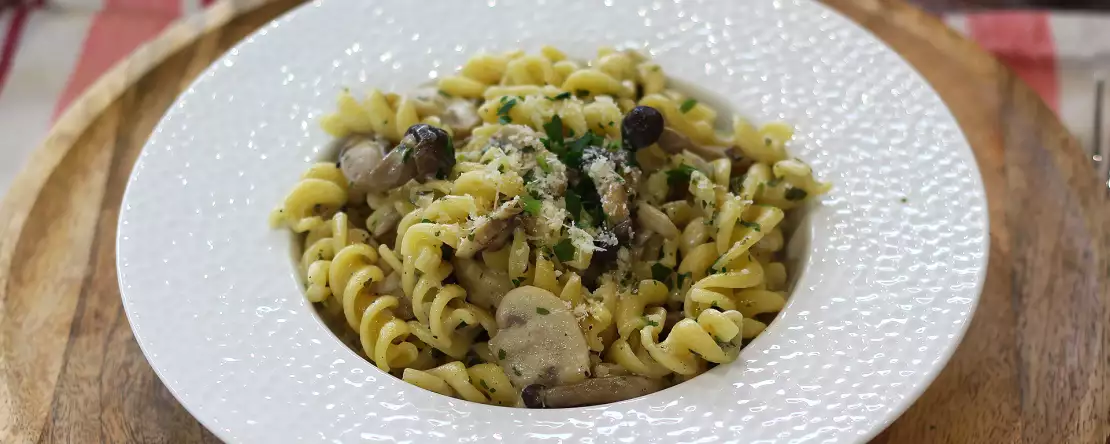 Pasta met shimeji en bruine champignons, in een romige saus