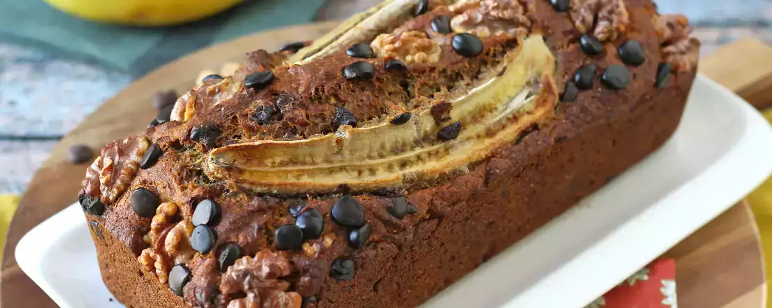 Bananenbrood met miso, walnoten en chocolade: extra lekker en van nature vegan