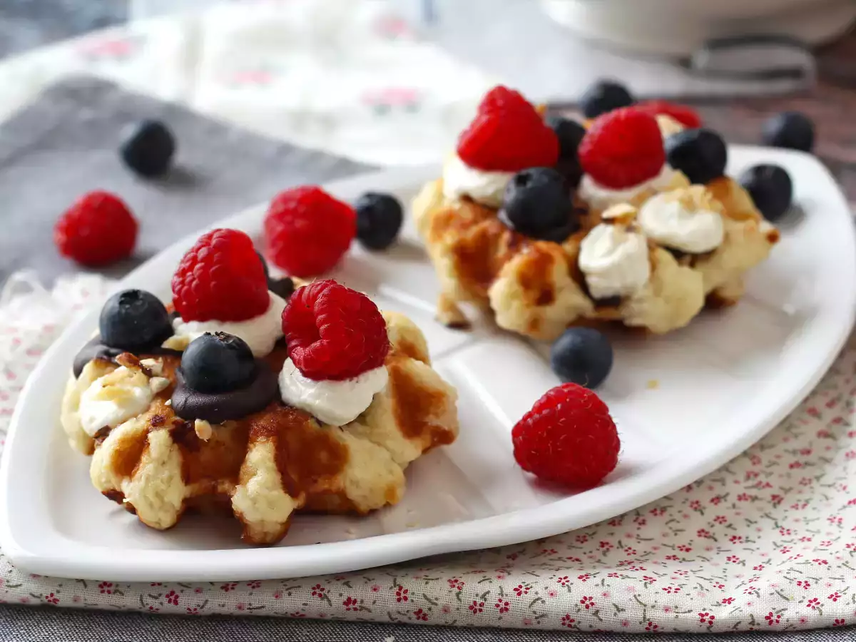Recept Wafels met fruit, chocolade en slagroom