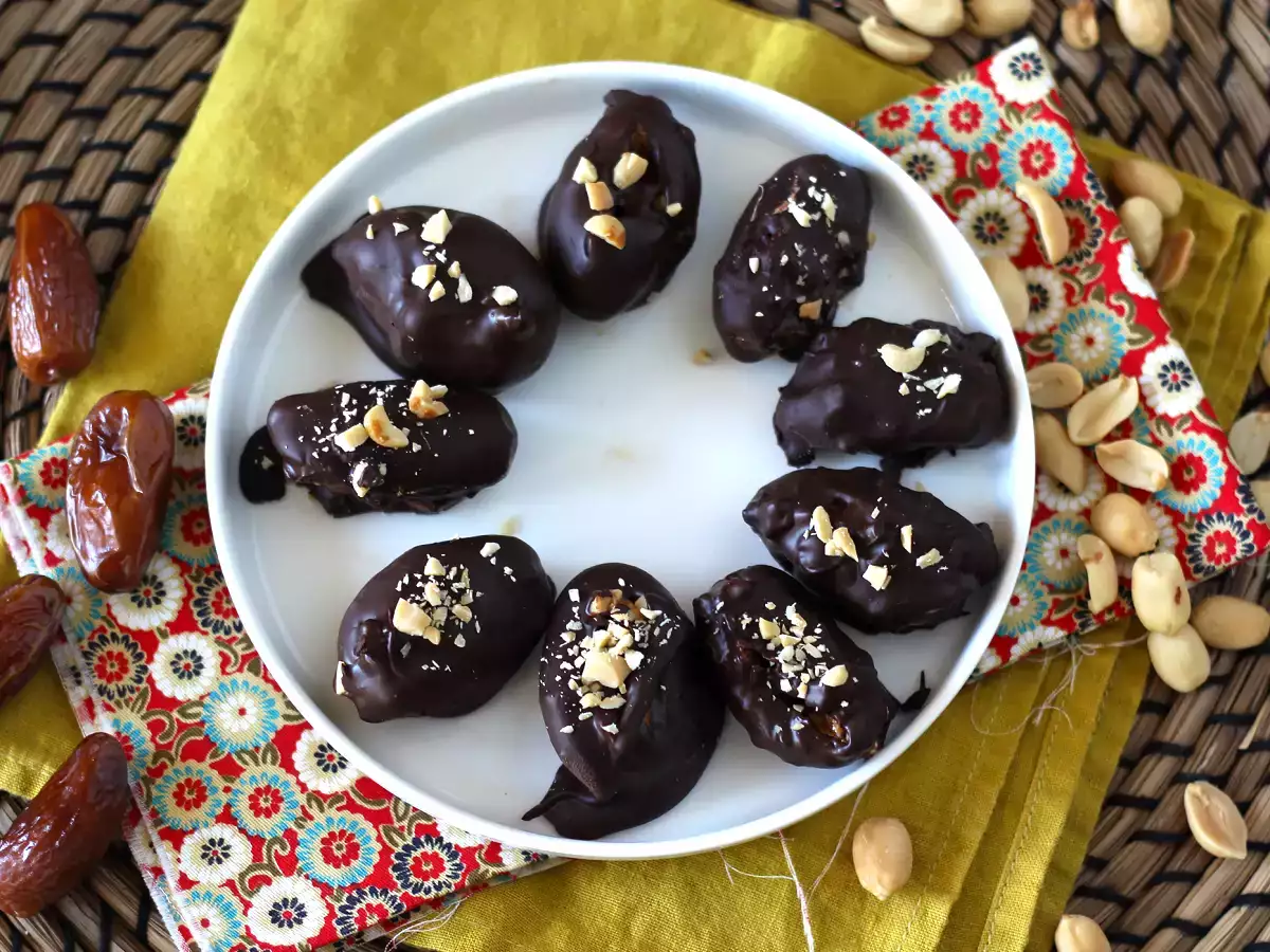 Recept Zelfgemaakte snickers: dadels, pinda's en chocolade - een gezonde snack zonder toegevoegde suiker