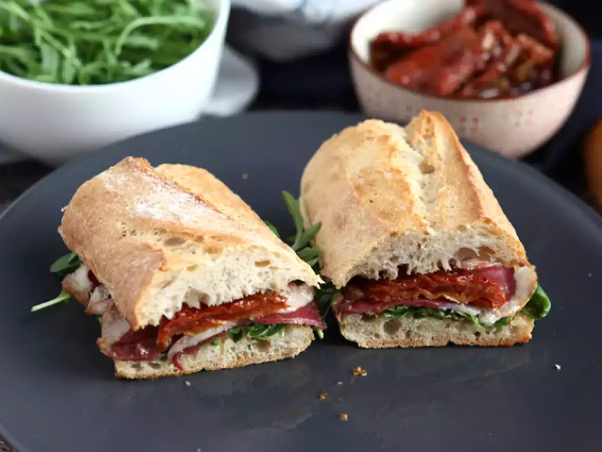 Recept Sandwich met gerookte eendenborst, zongedroogde tomaten, rucola en balsamicoazijn