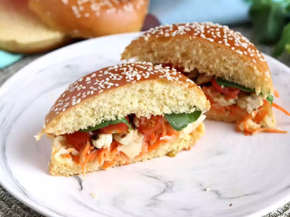 Recept Broodje gemarineerde kip met koolsla, tomaten en basilicum