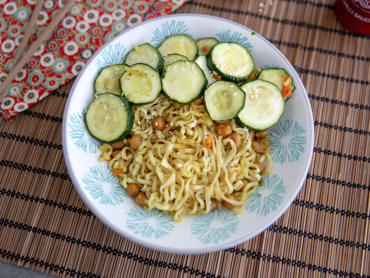 Recept Roergebakken noedels met geroosterde kikkererwten en courgette