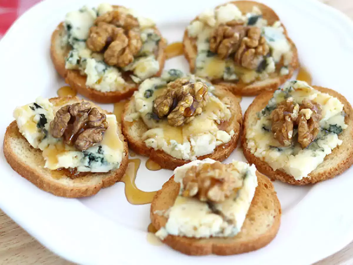 Recept Toast met roquefort, walnoten en honing