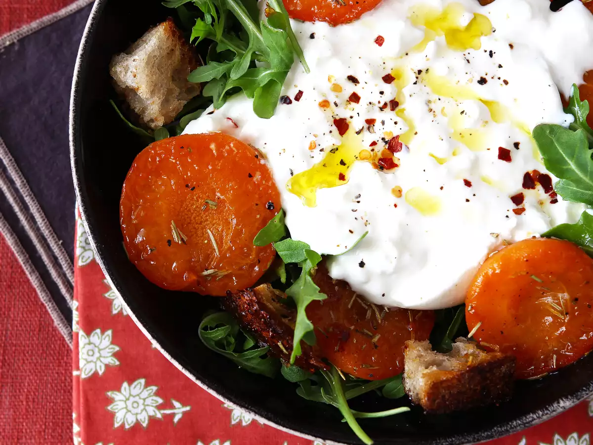 Recept Salade van geroosterde abrikozen, rucola en burrata