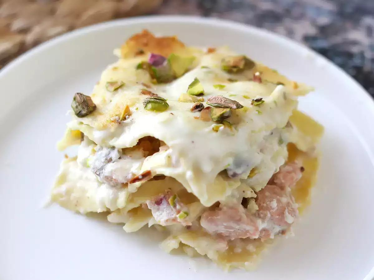 Recept Zalmlasagne met burrata en romige, knapperige pistachenoten