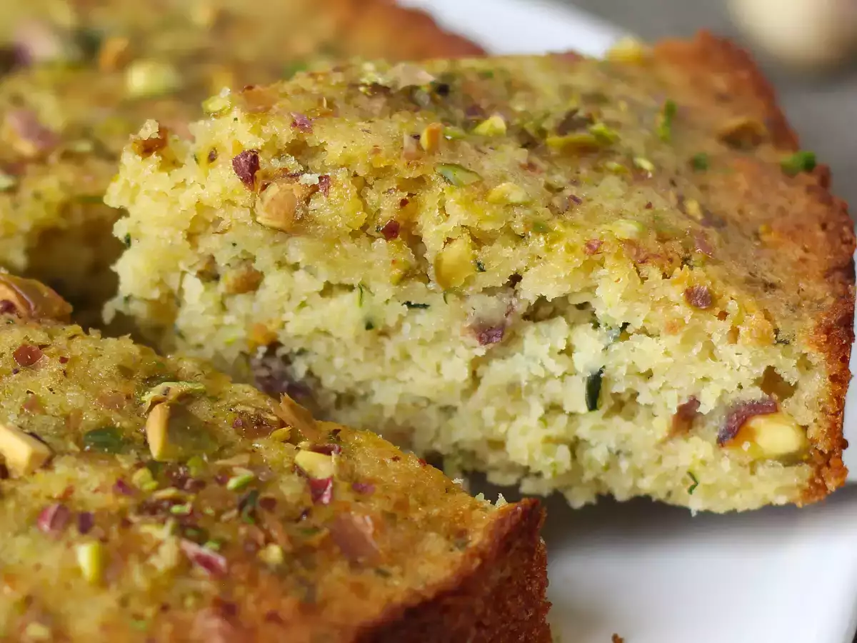 Recept Ultra-vochtige pistache-, limoen- en courgettecake