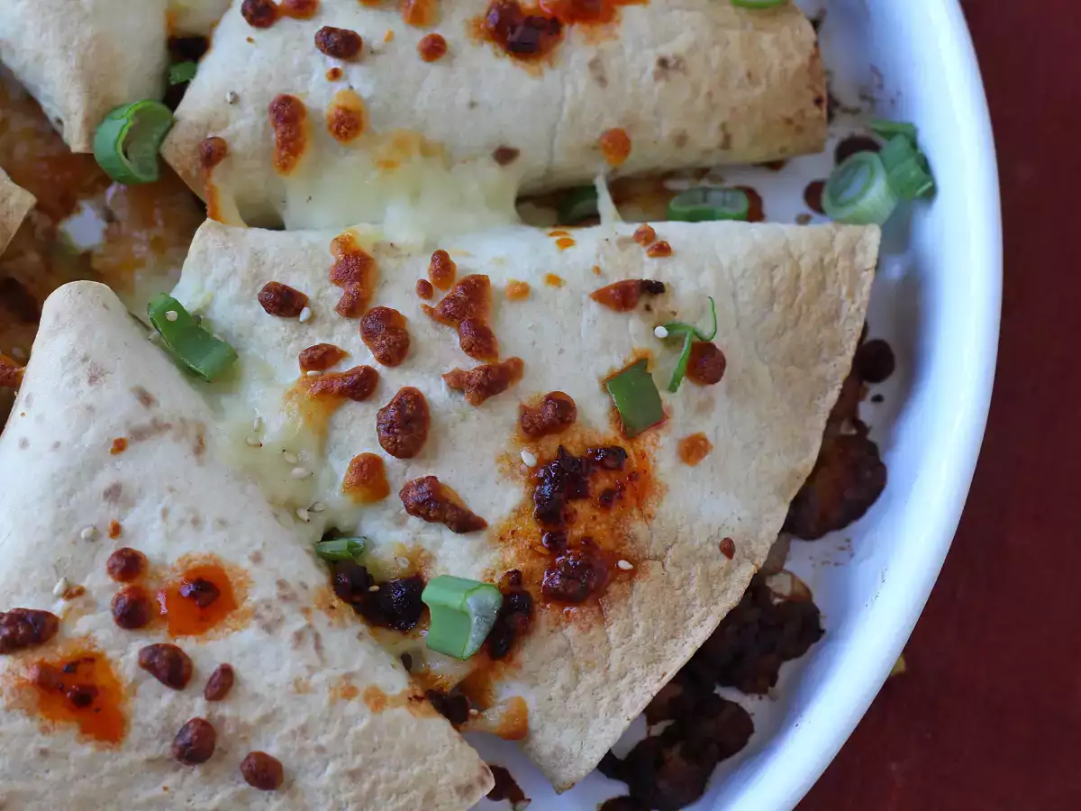 Recept In de oven gebakken tortilla's met quesadilla's en pittige rundvleesvulling
