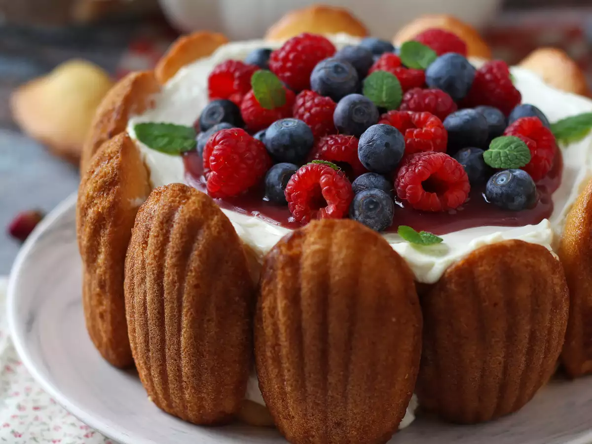 Recept Charlotte met rode vruchten en madeleines