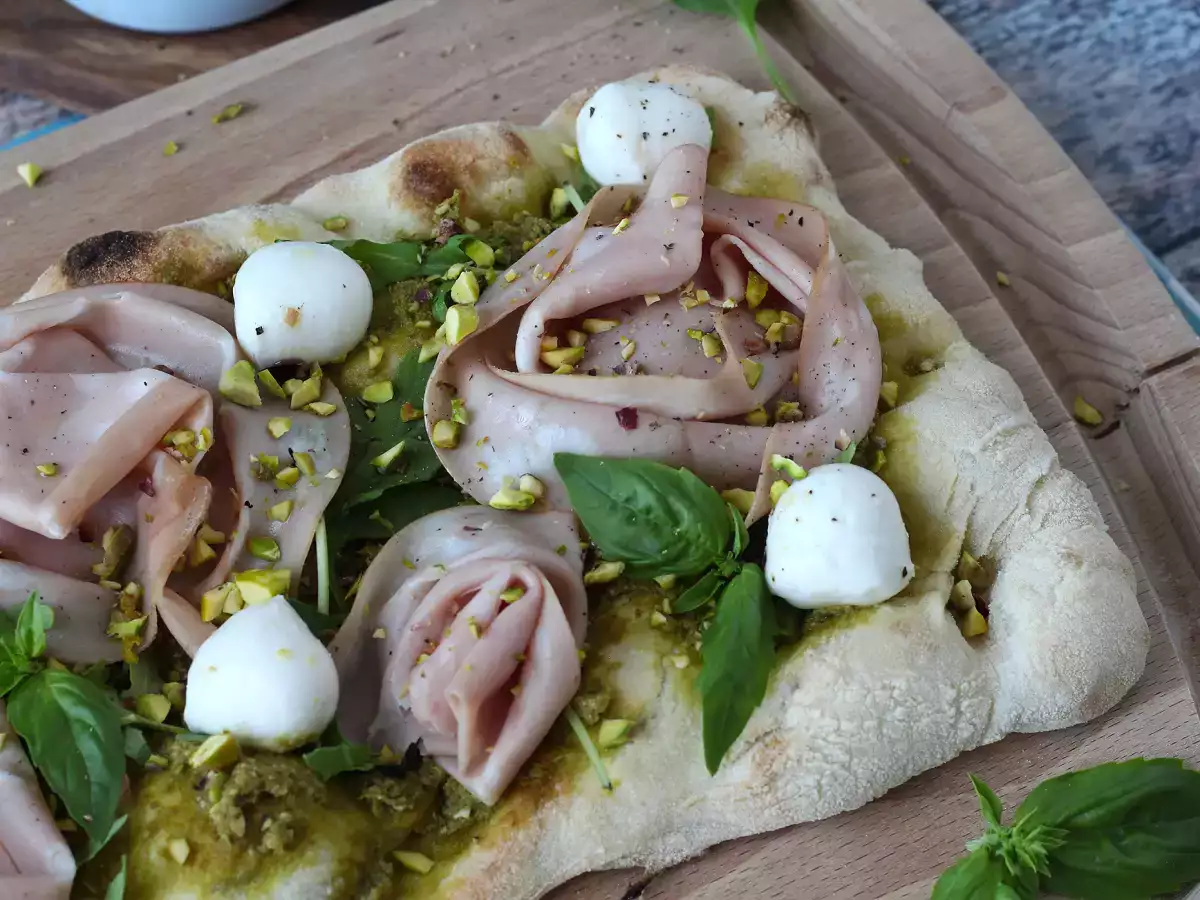 Recept Pinsa met pesto en mortadella, klaar in 10 minuten!