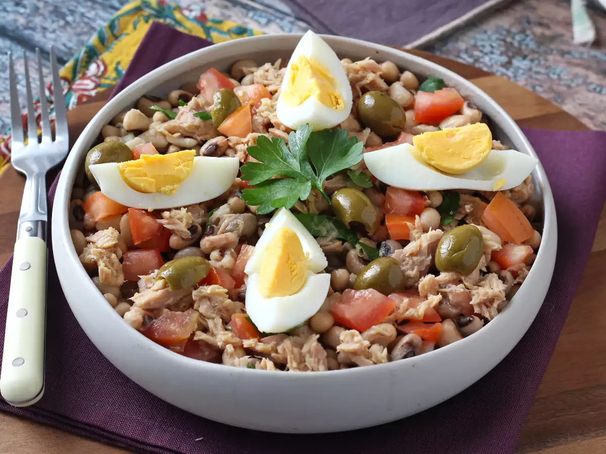 Recept Veldsla met tonijn, eieren en olijven: de portugese klassieker!