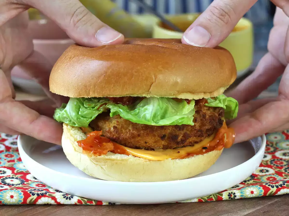 Recept Kipburger in koreaanse stijl: knapperig, pittig en ontzettend lekker