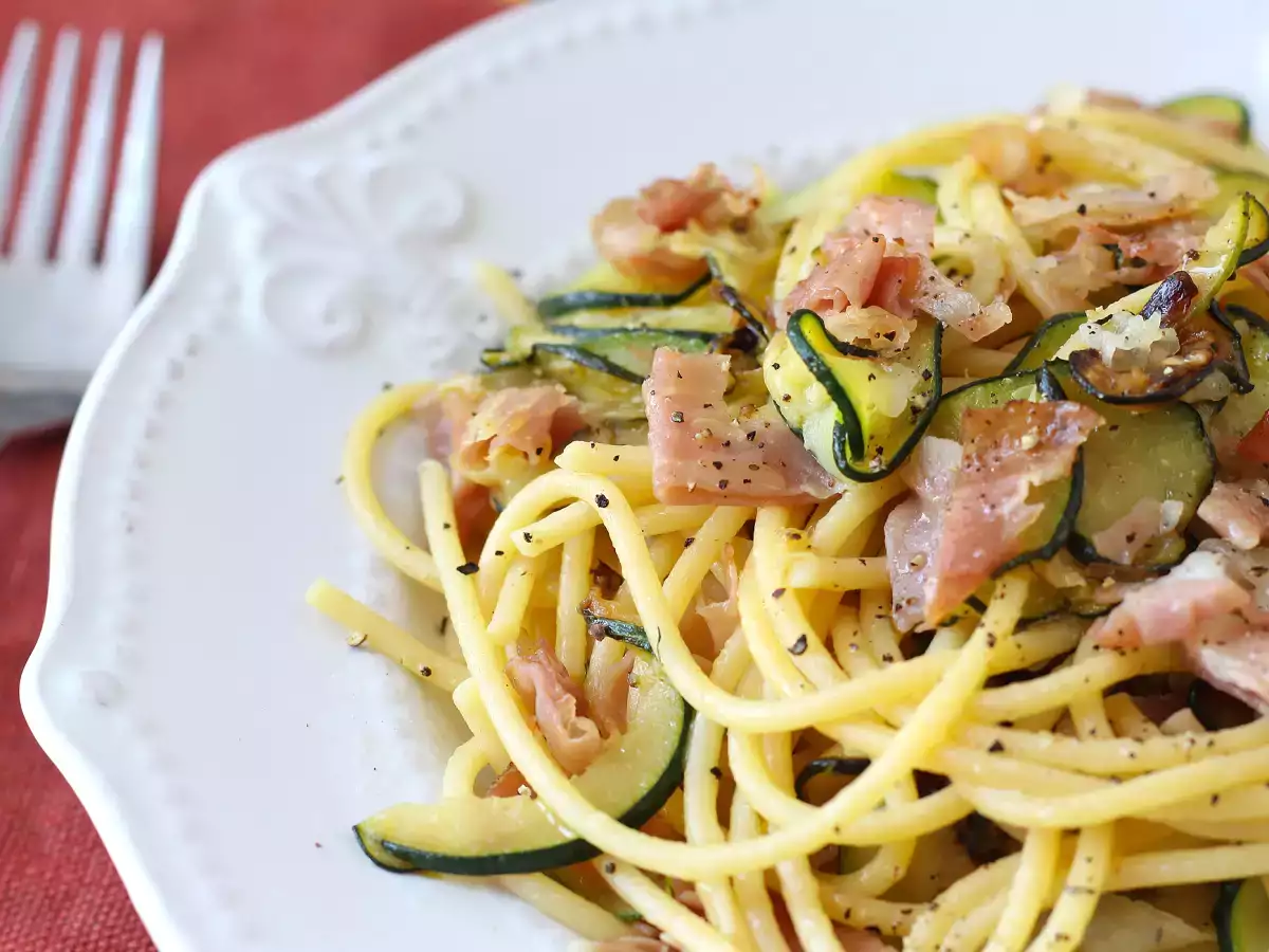 Recept Pasta met courgette en knapperig spek: een eenvoudig recept voor lunch en avondeten
