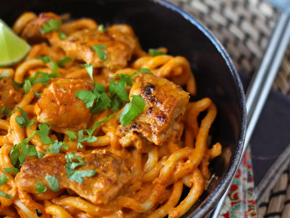 Recept Udon-noedels met kip en een romige thaise currysaus