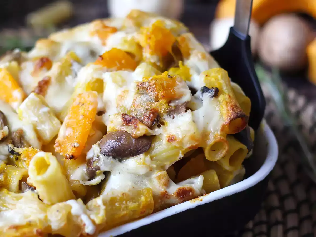 Recept Pastaschotel uit de oven met pompoen, champignons en bechamelsaus