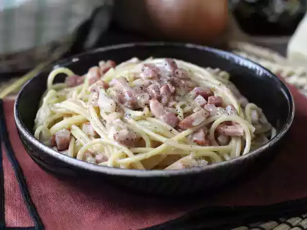 Recept Pasta met spek: makkelijk, goedkoop en romig