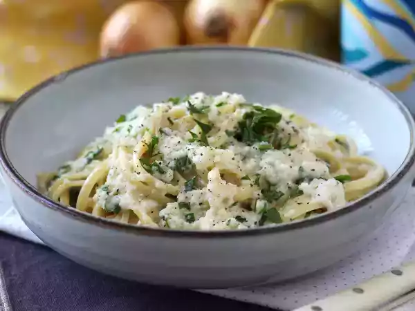 Recept Romige uienpasta: een lekker en supergoedkoop voorgerecht!