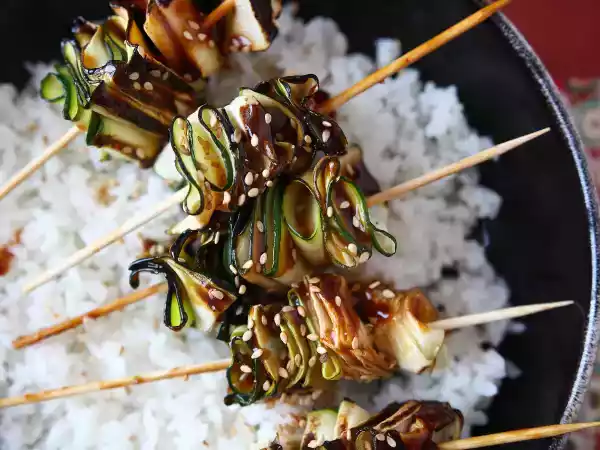 Recept Courgettekebabs met een heerlijke, pittige aziatische saus