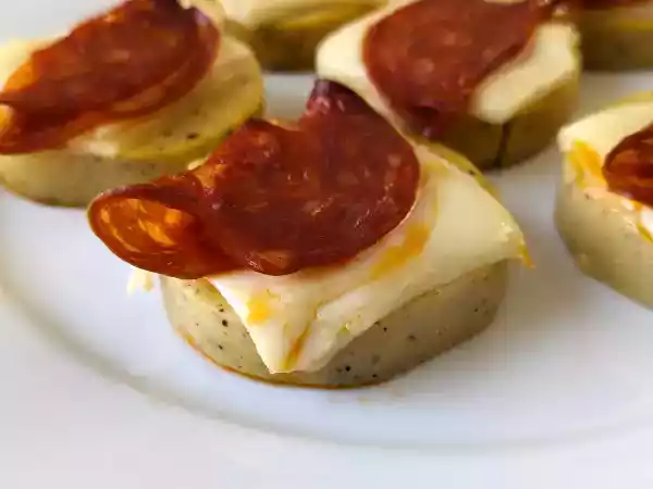 Recept Polenta crostini met scamorza kaas en pepperoni