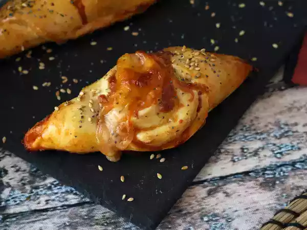Recept Bootrolletjes in pizzastijl gevuld met tomaat, ham en mozzarellasaus