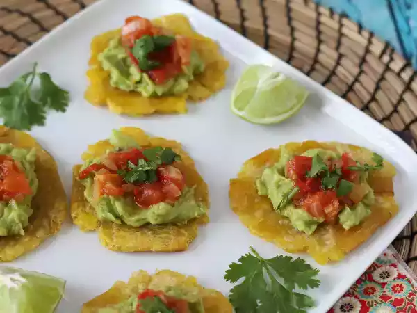 Recept Patacones, colombiaanse bakbananen toast met guacamole en tomaten