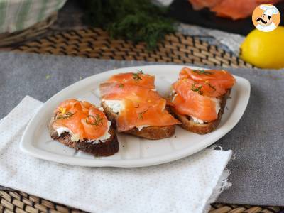 Recept Verse geitenkaas en gerookte zalm op toast