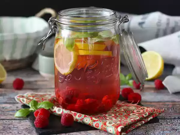 Recept Water met citroen-, basilicum- en frambozensmaak