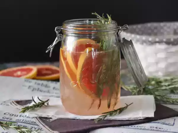 Recept Water met grapefruit- en rozemarijnsmaak: detoxdrank zonder toegevoegde suiker