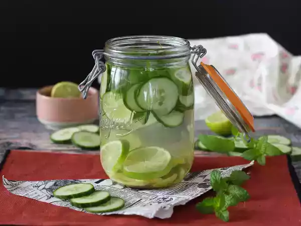 Recept Water met komkommer-, limoen-, munt- en gembersmaak