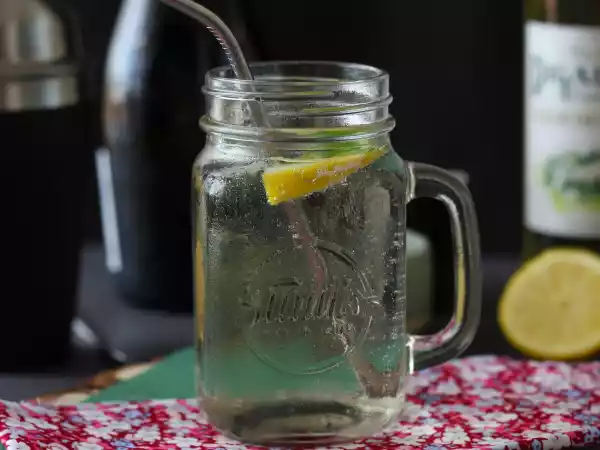 Recept Hugo spritz met vlierbloesemsiroop, een frisse en zoete cocktail