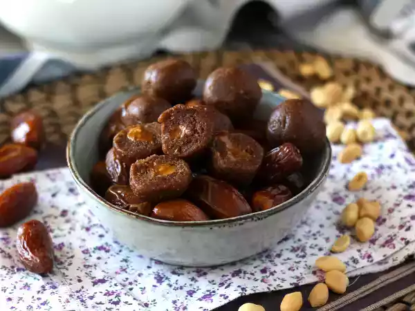 Recept Energieballetjes van dadels met een kern van pindakaas