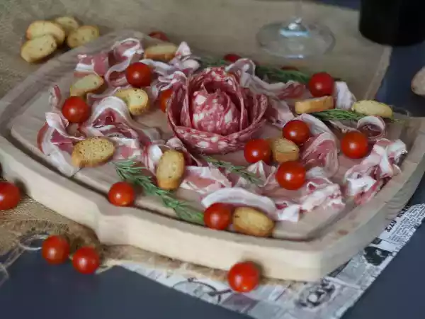 Recept Hoe maak je een vleesplankje? vouw het in de vorm van een roos!