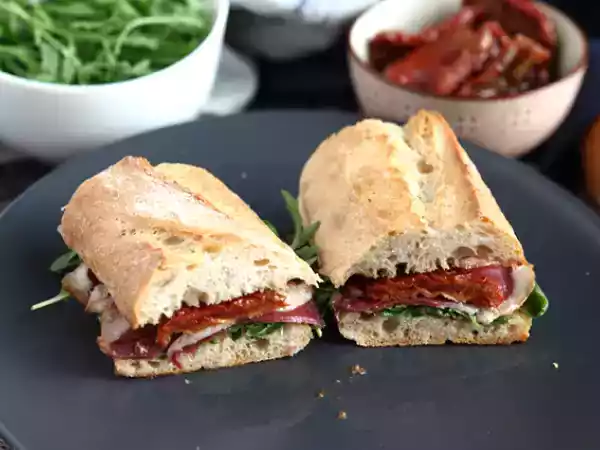 Recept Sandwich met gerookte eendenborst, zongedroogde tomaten, rucola en balsamicoazijn