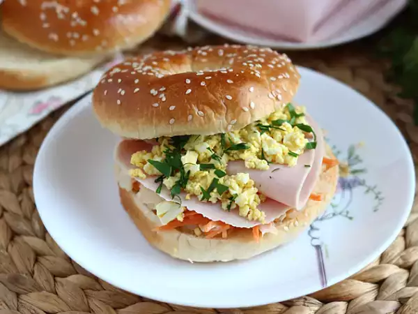 Recept Bagelsandwich met kalkoen, koolsla en hardgekookt ei