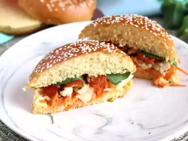 Recept Broodje gemarineerde kip met koolsla, tomaten en basilicum